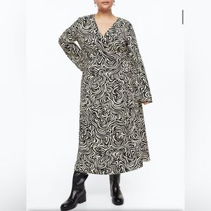 H&M Size M Crêpe Wrap Maxi Black and Ivory Dress